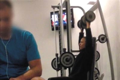 畫面中能看到健身房還有“其他人”。視頻截圖