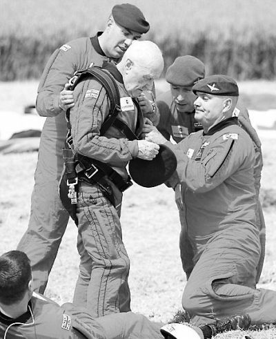 89歲的赫頓再次于70年前同一地點(diǎn)參加雙人跳傘。