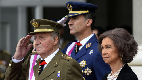 資料圖：西班牙國王胡安·卡洛斯一世（左）與其子費利佩王儲（中）。