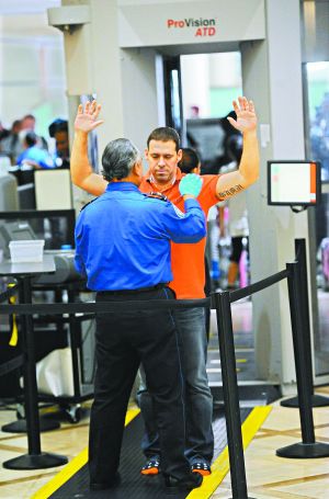 防止恐怖分子把炸彈偽裝成電子設(shè)備登機(jī)；新規(guī)適用于歐、非、中東赴美航班；智能手機(jī)將被重點(diǎn)排查