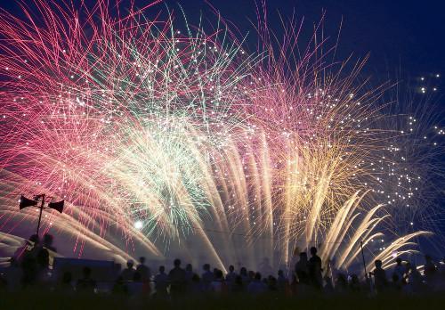 日本關(guān)東甲信地區(qū)當(dāng)天發(fā)布了梅雨期結(jié)束的消息，東京都葛飾區(qū)的江戶川河川敷當(dāng)晚舉行了煙花大會，約13000束煙花在夜空中綻放。（網(wǎng)頁截圖）