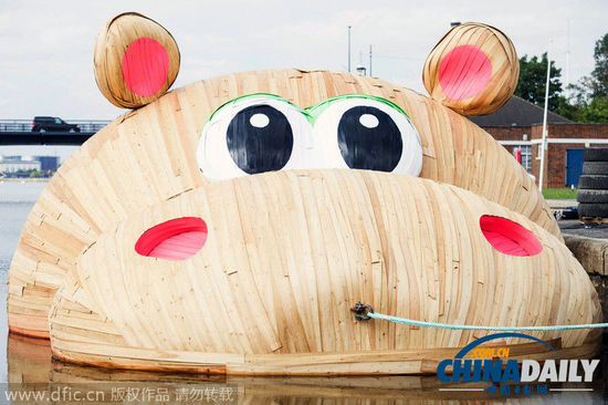 倫敦泰晤士河上現(xiàn)呆萌“河馬” 體型龐大霸氣十足 倫敦泰晤士河上現(xiàn)呆萌“河馬” 體型龐大霸氣十足