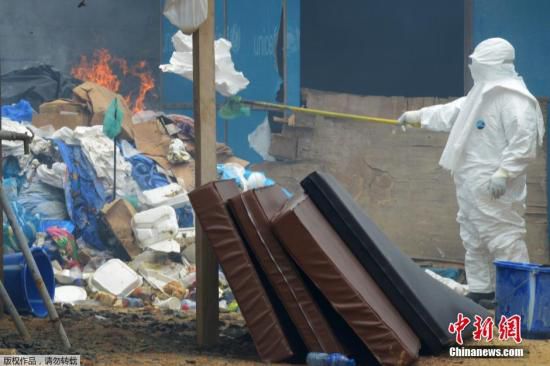 當(dāng)?shù)貢r(shí)間2014年9月3日，利比里亞蒙羅維亞，約翰·菲茨杰拉德·肯尼迪醫(yī)院的醫(yī)護(hù)人員和病人。9月1日