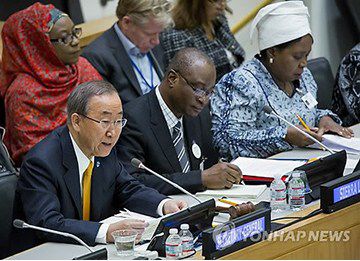 為應(yīng)對埃博拉疫情，秘書長潘基文主持召開高級別會議。