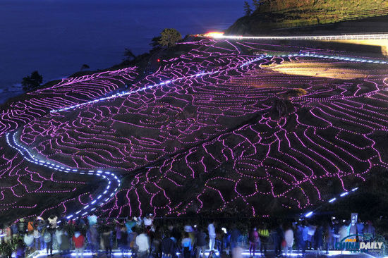 日本“白米千枚田”萬燈點(diǎn)綴 如夢如幻場面震撼 日本“白米千枚田”萬燈點(diǎn)綴 如夢如幻場面震撼