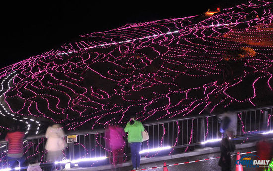 日本“白米千枚田”萬燈點(diǎn)綴 如夢如幻場面震撼 日本“白米千枚田”萬燈點(diǎn)綴 如夢如幻場面震撼