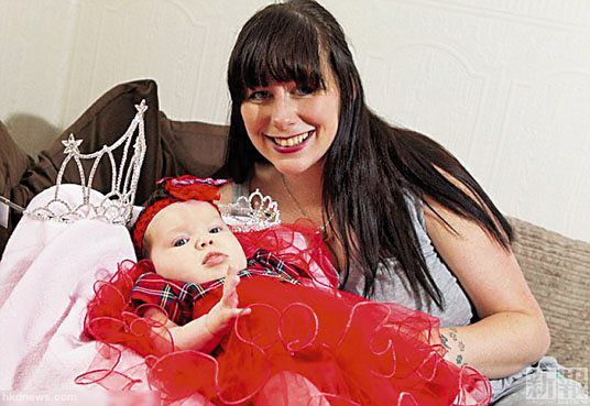 柯林斯在女兒盧娜6個(gè)月大時(shí)，便讓女兒參加選美。