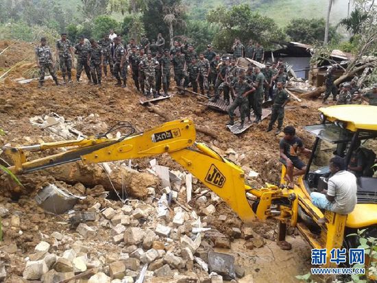 　10月29日，斯里蘭卡救援部隊(duì)抵達(dá)山體滑坡災(zāi)區(qū)展開救援。