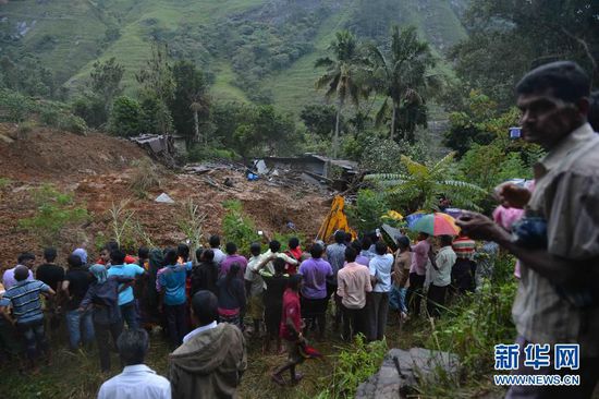 這張10月29日拍攝的照片顯示斯里蘭卡中部山體滑坡中幸存村民們正在被疏散。