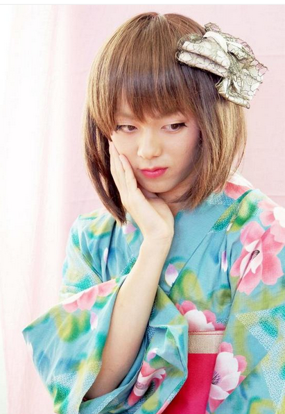 日本男子學(xué)校舉辦“?；ā贝筚?參賽者須男扮女裝