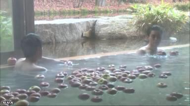 一個個蘋果漂浮在浴槽內(nèi)（NHK網(wǎng)頁截圖）。