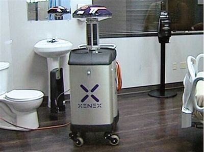 可通過發(fā)射紫外線對房間消毒的機器人。