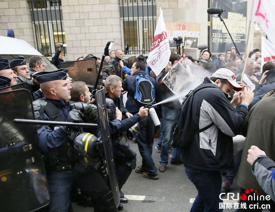 　　當(dāng)?shù)貢r間2014年11月27日，法國巴黎，法國農(nóng)民帶綿羊在埃菲爾鐵塔附近抗議，要求環(huán)保部門采取有效措施解決狼群襲擊羊群問題?！D片來源：TRICK KOVARIK/CFP