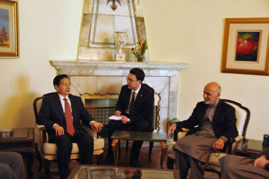 　11月30日，阿富汗總統(tǒng)加尼在首都喀布爾會(huì)見(jiàn)到訪的中國(guó)國(guó)務(wù)委員郭聲琨。