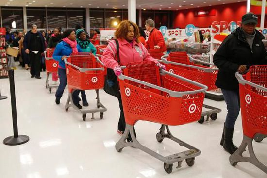 在整個感恩節(jié)假期，美國零售業(yè)銷售下降11%，為連續(xù)第二年下降。