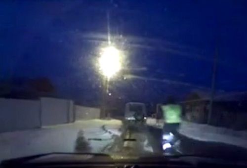 警車追逐中仍未追上可疑汽車，此時令人震驚的一幕出現(xiàn)，一名警察從警車中跳出來，向可疑車輛跑去。