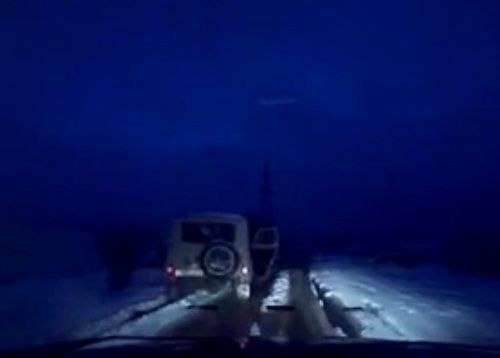 　　警察成功打開可疑汽車的車門并登上汽車，司機見狀立即停車及棄車逃走，警察則下車繼續(xù)追捕司機。