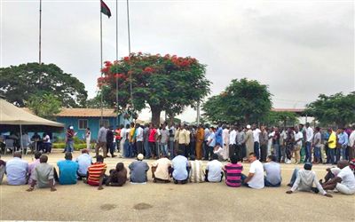 19日，安哥拉一檢查點(diǎn)抓扣大量外國人并查驗(yàn)證件。