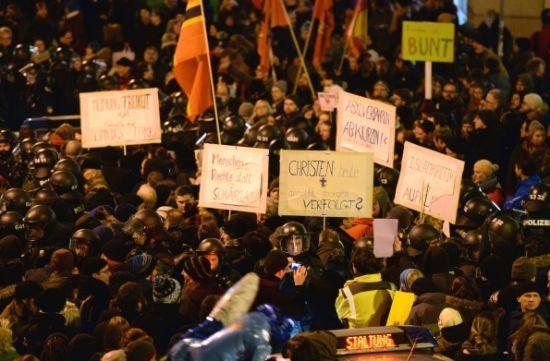 示威人群打出標(biāo)語。