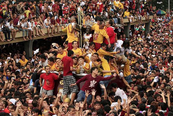 2011年“黑耶穌節(jié)”上，無(wú)數(shù)信徒希望觸摸到黑色耶穌雕像。