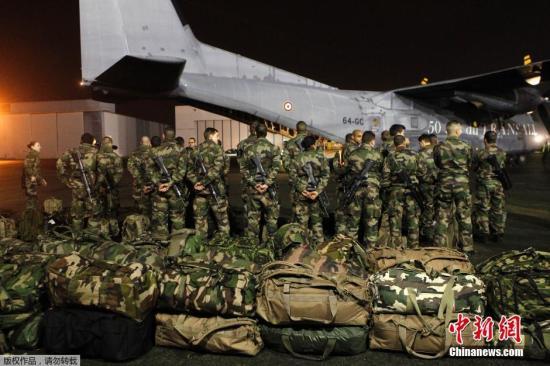 當(dāng)?shù)貢r間1月7日，法國軍人抵達(dá)巴黎布爾歇機(jī)場。他們將被部署在巴黎，以增強(qiáng)巴黎市的安保力量。