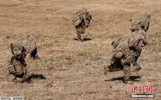 資料圖：當(dāng)?shù)貢r(shí)間2015年1月11日，日本船橋市，日本自衛(wèi)隊(duì)進(jìn)行新年軍演，大約500名軍人和24架飛機(jī)參與了本次演習(xí)。 視頻：日本敲定史上最大規(guī)模國防預(yù)算費(fèi)來源:央視軍事農(nóng)業(yè)