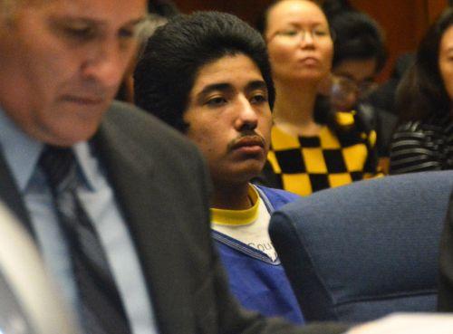 嫌犯卡門（中）在初審法庭上。（僑報網(wǎng)：圖片由法庭指定攝影師提供）