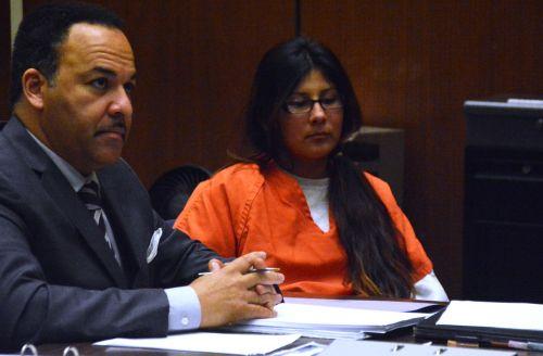 嫌犯卡門（中）在初審法庭上。（僑報網(wǎng)：圖片由法庭指定攝影師提供）