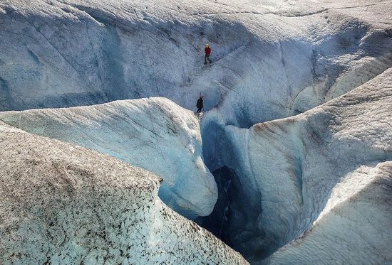美國(guó)探險(xiǎn)家深入冰縫 拍攝冰川內(nèi)部夢(mèng)幻美景(圖)