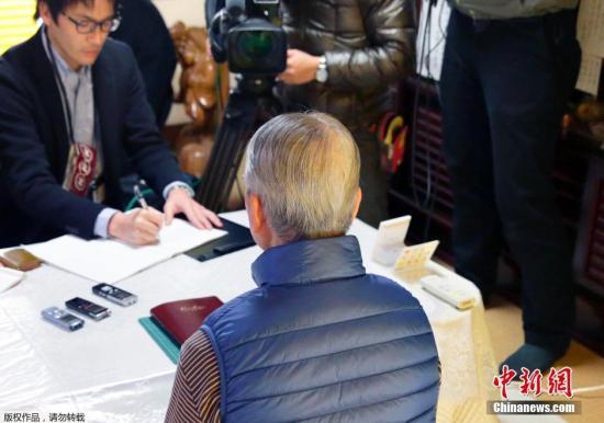 當?shù)貢r間1月25日，日本千葉市，日本遭“伊斯蘭國”綁架人質(zhì)湯川遙菜的父親接受媒體采訪。伊斯蘭國武裝(IS)24發(fā)布視頻顯示，其中一位被綁架日本人質(zhì)湯川遙菜(Haruna Yukawa)已經(jīng)被該組織殺害。日本政府表示將驗證視頻的真實性。 視頻：關注日本人質(zhì)事件：極端組織視頻顯示一人質(zhì)已遭殺害來源:央視新聞