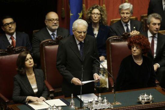 意大利新當(dāng)選總統(tǒng)塞爾焦·馬塔雷拉(中)。