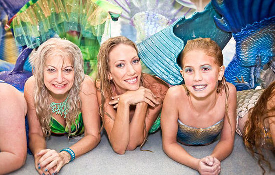 一年一度的Merfest大會在美國凱里舉行，數(shù)百男女齊聚那里慶祝成為“人魚”。（網(wǎng)頁截圖）