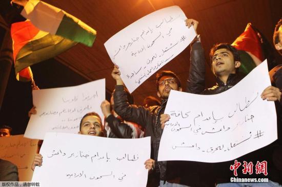 約旦軍方宣布，被極端組織“伊斯蘭國”劫為人質(zhì)的飛行員卡薩斯貝已遭殺害，憤怒的抗議群眾聚集首都安曼。 視頻：約旦政府談人質(zhì)遇害：一定會做出強有力回擊來源:央視新聞