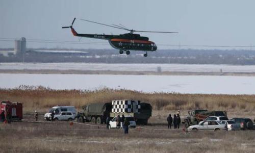 圖片說(shuō)明：當(dāng)?shù)貢r(shí)間2月11日，一架俄羅斯蘇—24轟炸機(jī)在著陸過(guò)程中墜毀，救援人員正在偵察失事區(qū)域。(