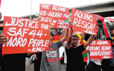 2月3日，菲律賓馬尼拉，民眾舉行示威游行悼念遇難的44名特警，并要求總統(tǒng)阿基諾下臺(tái)，對(duì)此次反恐行動(dòng)失敗負(fù)責(zé)。