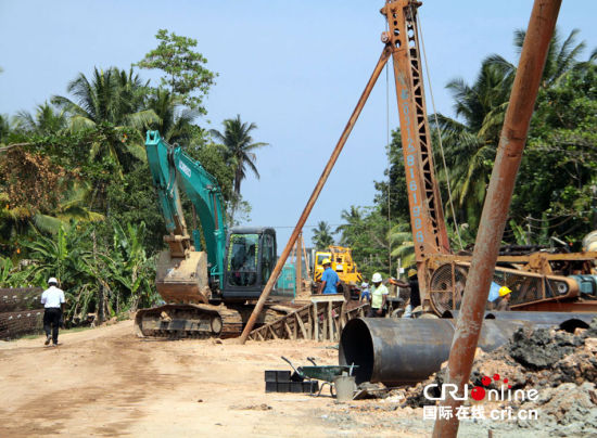 　斯里蘭卡南部鐵路項(xiàng)目施工現(xiàn)場(chǎng)。一臺(tái)打樁機(jī)正在進(jìn)行鐵路橋橋墩作業(yè)。(攝影：孫洋)