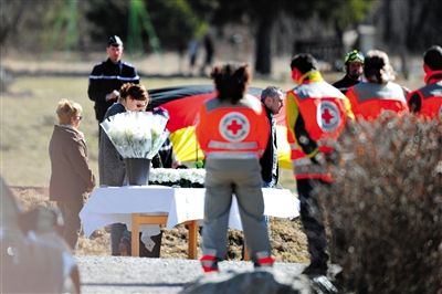 29日，法國塞訥鎮(zhèn)，搜救人員和遇難者家屬一同向遇難者致哀。