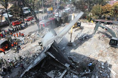 7月1日，搜救人員在印尼軍機(jī)墜毀現(xiàn)場(chǎng)進(jìn)行搜救和清理工作。