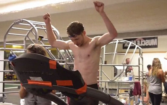 男子跑步機(jī)上連跑12小時共131公里打破世界紀(jì)錄