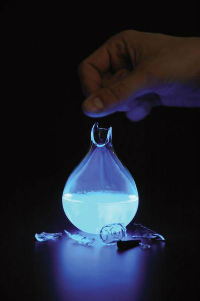 荷蘭藝術(shù)家發(fā)明人血燃料燈，一滴血照亮整間房。圖片來源：新加坡《聯(lián)合早報(bào)》網(wǎng)站