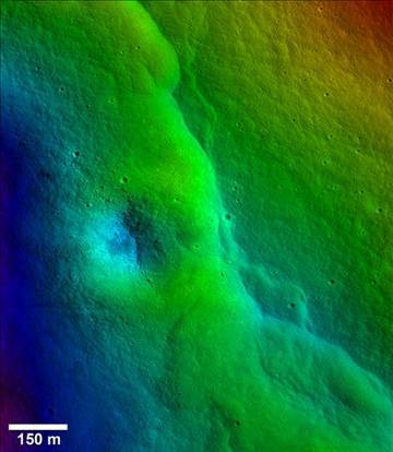 不只月球引力影響地球，科學(xué)家借由月球表面數(shù)千的裂縫推斷，地球引力似乎正對(duì)月球表面造成嚴(yán)重影響