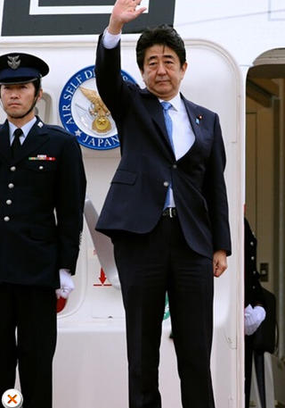 安倍在機(jī)場(chǎng)告別，面色凝重