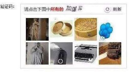 澎湃新聞記者從鐵路上海站了解到，目前窗口售票采用的系統(tǒng)與12306網(wǎng)購不同，購票者通過身份證件的驗證，即可購票。根據(jù)往年經(jīng)驗，每年臘月二十三到二十九的火車票最為緊俏，對應(yīng)的網(wǎng)絡(luò)購票日期為12月4日至10日，春運(yùn)火車票搶票也進(jìn)入最白熱化的狀態(tài)。對此，鐵路部門提醒，如果沒能在第一時間買到票，旅客不妨在起售時間30分鐘后、開車前15天和開車前1天三個時間點(diǎn)“撿漏”，可能會有意外的收獲。