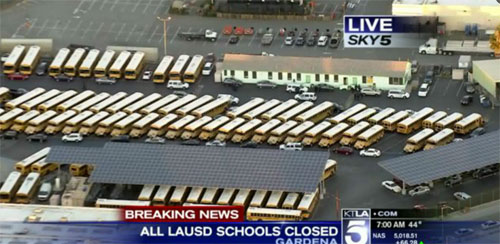 圖：美國KTLA電視臺直播畫面顯示，洛杉磯聯(lián)合學(xué)區(qū)校巴已被叫停，家長被通知暫不能送孩子上學(xué)。