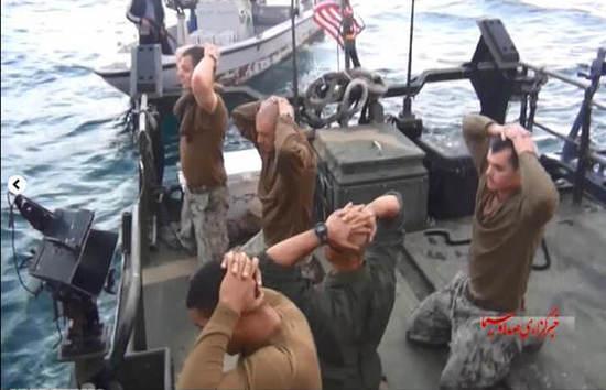 圖為美國大兵雙手抱頭，跪地道歉。