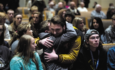 2月21日，美國密歇根州卡拉馬祖縣，連環(huán)槍擊案發(fā)生后，民眾在教堂禱告。