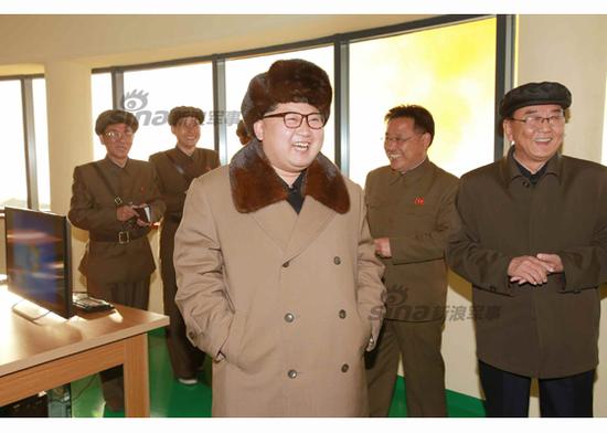 金正恩現(xiàn)場(chǎng)指導(dǎo)工作。