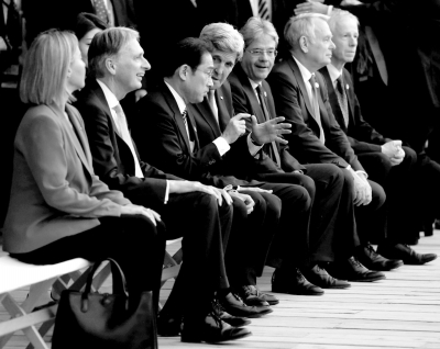 10日，七國(guó)外長(zhǎng)觀看日本傳統(tǒng)歌舞表演期間，美國(guó)國(guó)務(wù)卿克里與日本外相岸田文雄在交頭接耳