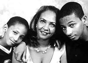 謝赫（右）和弟弟馬哈茂德（左）與母親合影。