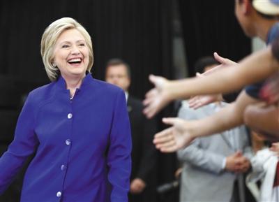 當(dāng)?shù)貢r(shí)間6日，美國加利福尼亞州長(zhǎng)灘市，心情大好的希拉里與支持者互動(dòng)。 圖/CFP